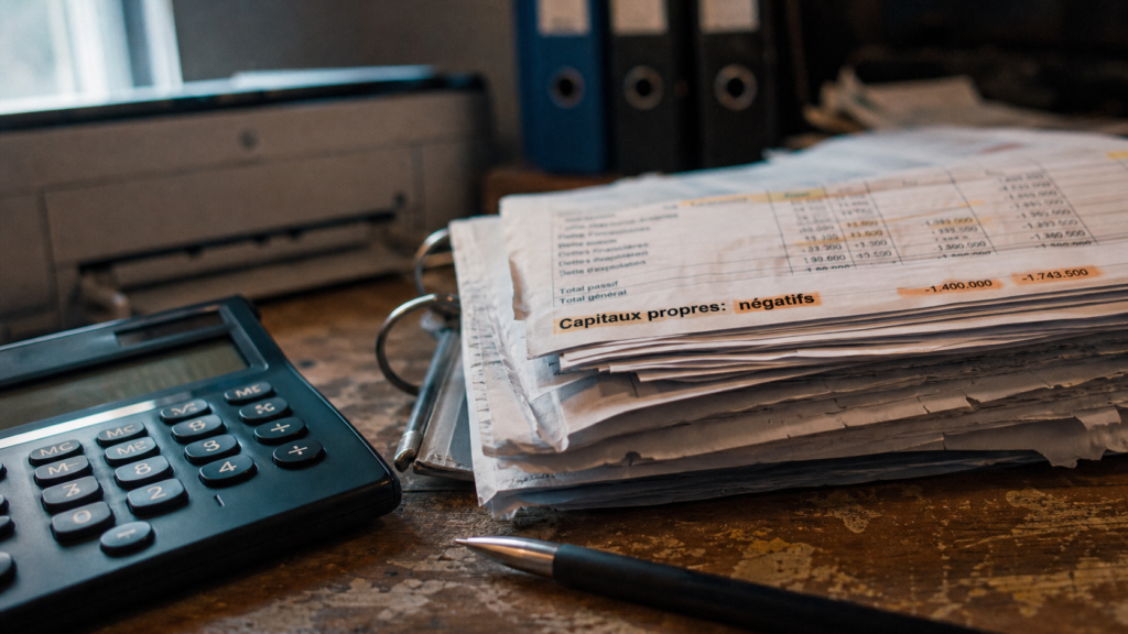 Bilan financier négatif : capitaux propres négatifs sur dossier comptable